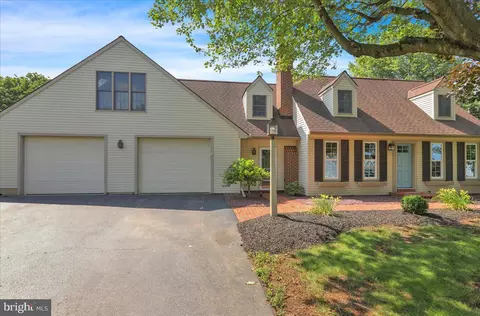 Exterior - 208 Queens Gate Rd, Lititz, PA 17543 photo 6 of 12