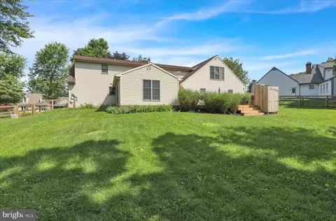 Exterior - 208 Queens Gate Rd, Lititz, PA 17543 photo 11 of 12