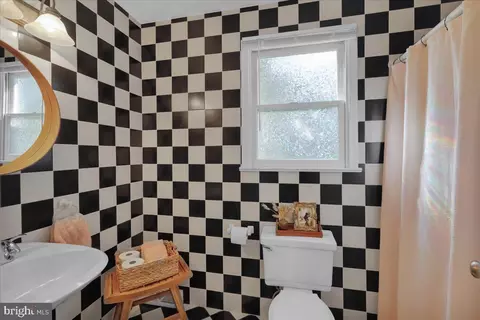 Bath - 208 Queens Gate Rd, Lititz, PA 17543 photo 2 of 5
