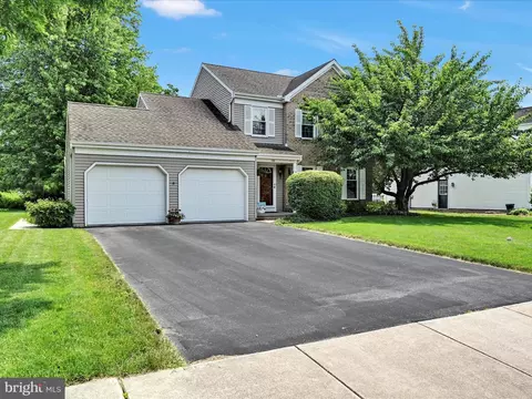 Exterior - 138 Laurie Ln, Lititz, PA 17543 photo 4 of 11