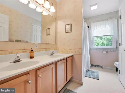 Bath - 138 Laurie Ln, Lititz, PA 17543 photo 2 of 2