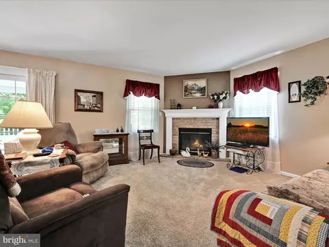 Living - 138 Laurie Ln, Lititz, PA 17543 photo 1 of 2