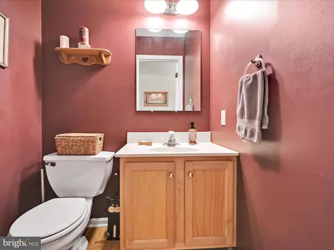 Bath - 138 Laurie Ln, Lititz, PA 17543 photo 1 of 2