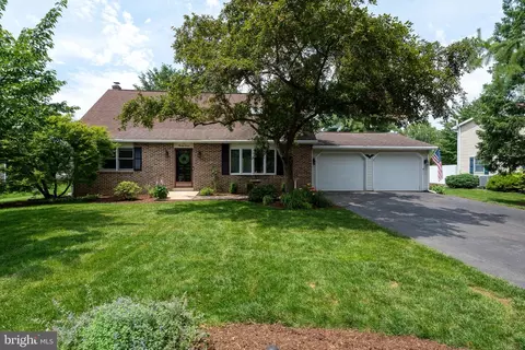 27 Buttonwood Dr, Lititz, PA 17543