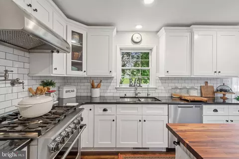 Kitchen - 15 Limestone Ct, Lititz, PA 17543 photo 5 of 8