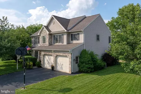 Exterior - 15 Limestone Ct, Lititz, PA 17543 photo 4 of 13