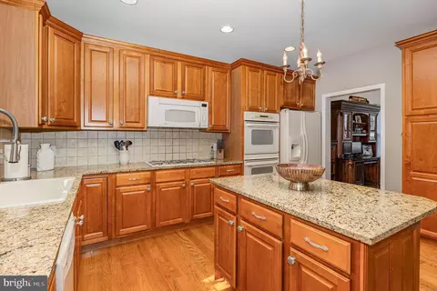 Kitchen - 317 Cobblers Ct, Lititz, PA 17543 photo 2 of 3
