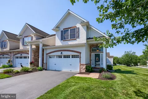 108 Winterberry Ct, Lititz, PA 17543