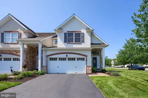108 Winterberry Ct, Lititz, PA 17543 photo 2