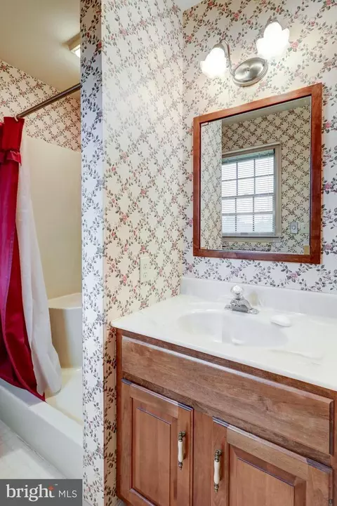 Bath - 7 Kurtz Dr, Lititz, PA 17543 photo 2 of 2