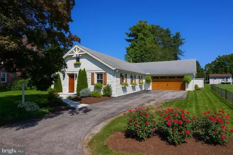 137 Maple Ln, Lancaster, PA 17601
