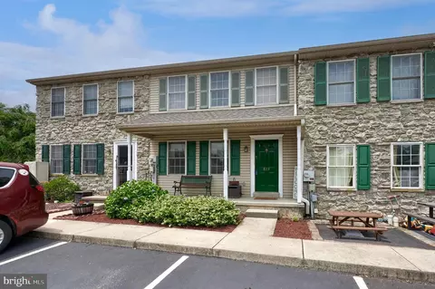 813 Knoll Dr, Mount Joy, PA 17552