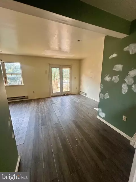 Living - 42 Brookfield Rd, Lititz, PA 17543 photo 1 of 2