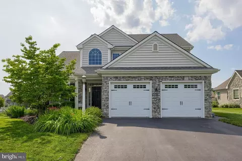 305 Greenhedge Dr, Lancaster, PA 17603