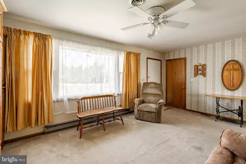 Living - 38 Skyview Ln, Lititz, PA 17543 photo 2 of 5