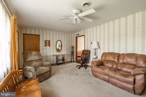 Living - 38 Skyview Ln, Lititz, PA 17543 photo 3 of 5