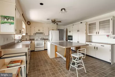 Kitchen - 38 Skyview Ln, Lititz, PA 17543 photo 2 of 4