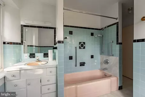 Bath - 1407 Brunnerville Rd, Lititz, PA 17543 photo 3 of 4