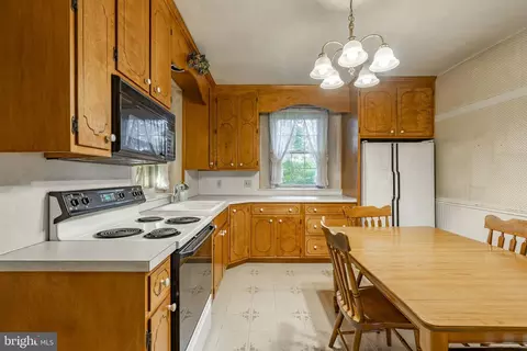 Kitchen - 1407 Brunnerville Rd, Lititz, PA 17543 photo 2 of 2