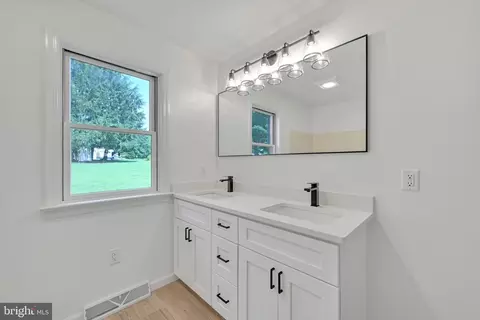 Bath - 10 Farm Ln # A, Lititz, PA 17543 photo 1 of 2