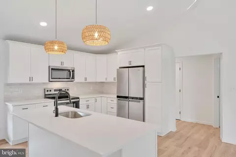 Kitchen - 10 Farm Ln # A, Lititz, PA 17543 photo 1 of 3