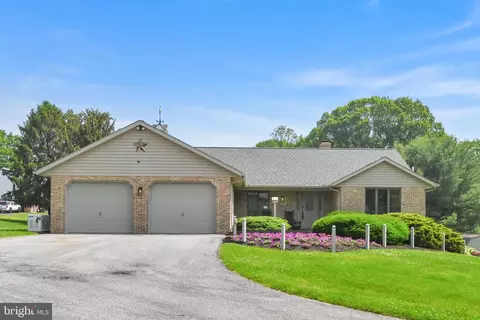 Exterior - 10 Farm Ln # A, Lititz, PA 17543 photo 1 of 8