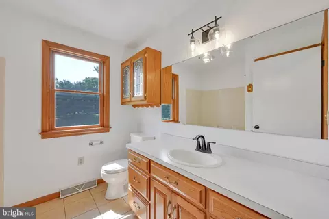 Bath - 10 Farm Ln # A, Lititz, PA 17543 photo 2 of 2