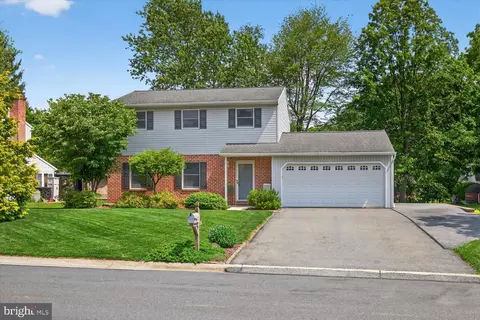 33 Cardinal Dr, Stevens, PA 17578