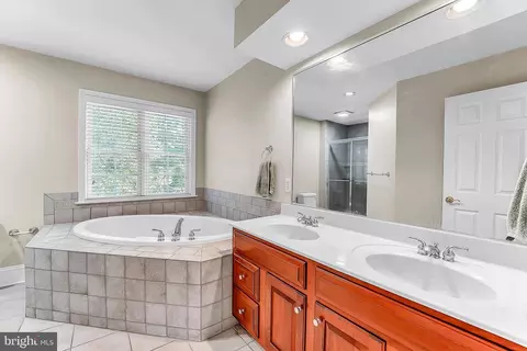Bath - 961 Buckwalter Rd, Lititz, PA 17543 photo 2 of 4