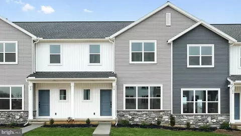 70 N Conifer Dr, Elizabethtown, PA 17022