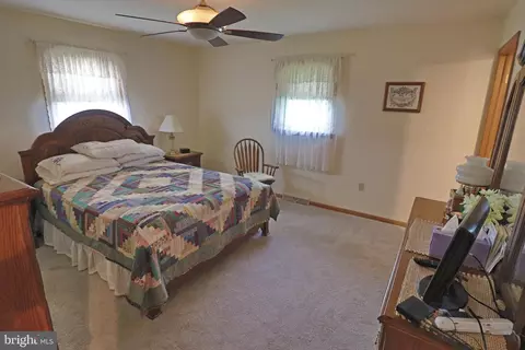 Bedroom - 660 Snyder Hill Rd, Lititz, PA 17543 photo 3 of 5