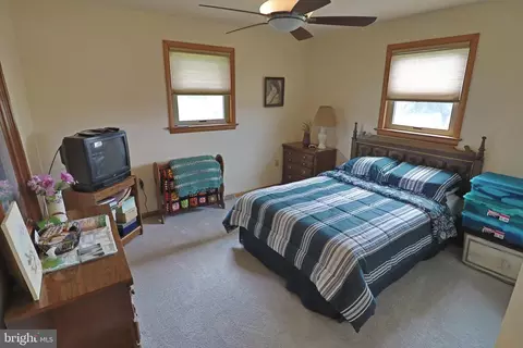 Bedroom - 660 Snyder Hill Rd, Lititz, PA 17543 photo 2 of 5