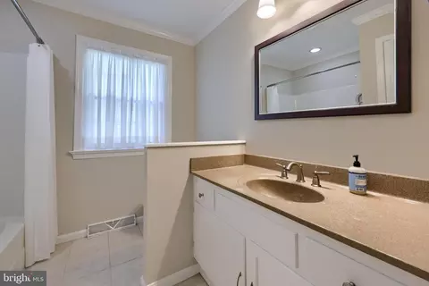 Bath - 26 Green Acre Rd, Lititz, PA 17543 photo 2 of 3