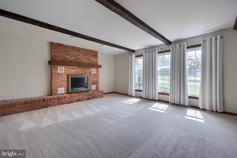 Living - 26 Green Acre Rd, Lititz, PA 17543 photo 4 of 10