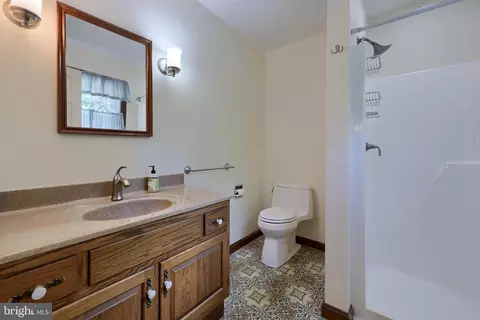 Bath - 26 Green Acre Rd, Lititz, PA 17543 photo 1 of 3