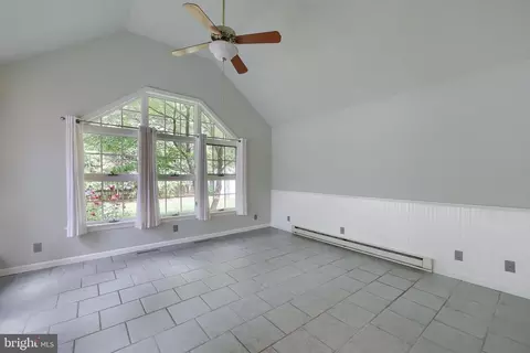 Living - 26 Green Acre Rd, Lititz, PA 17543 photo 6 of 10