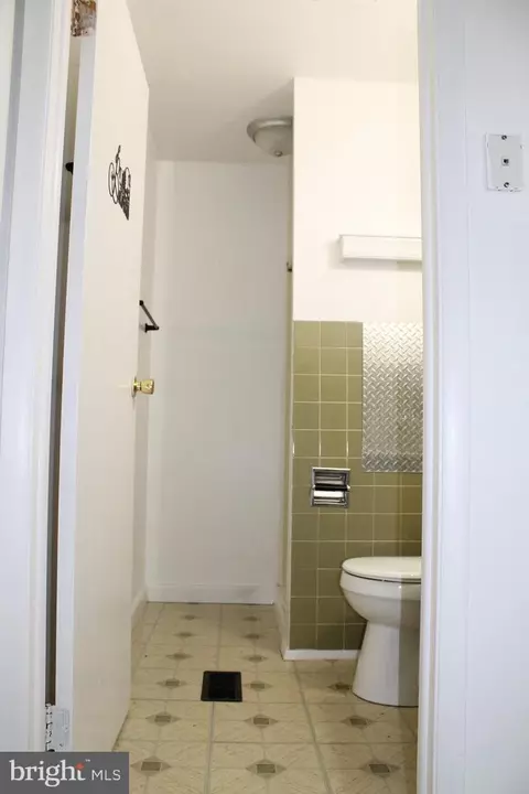 Bath - 126 Summer Ln, Lititz, PA 17543 photo 1 of 3