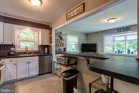 Entry Way - 404 W Marion St, Lititz, PA 17543 photo 1 of 2