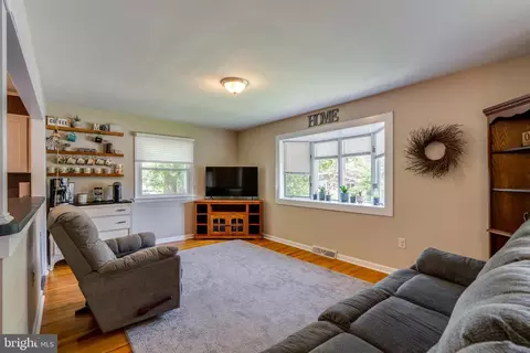 Living - 404 W Marion St, Lititz, PA 17543 photo 1 of 3