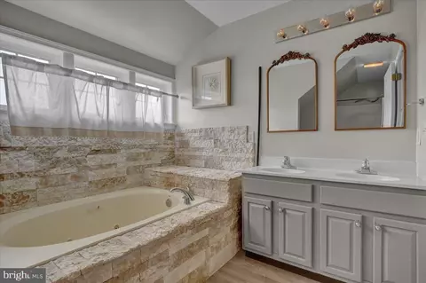 Bath - 764 Keller Dr, Lititz, PA 17543 photo 3 of 3