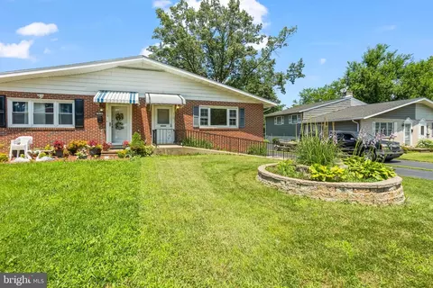 514 Golden St, Lititz, PA 17543 photo 2
