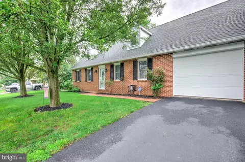Exterior - 109 Ciera Dr, Lititz, PA 17543 photo 4 of 8