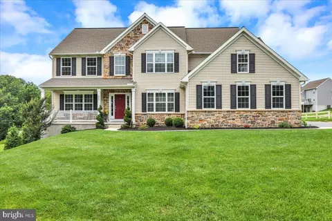 355 Westview Dr, Akron, PA 17501