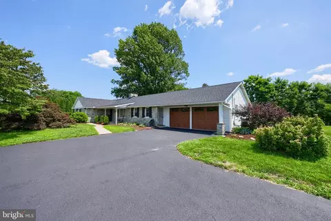 8 Budview Dr, Willow Street, PA 17584