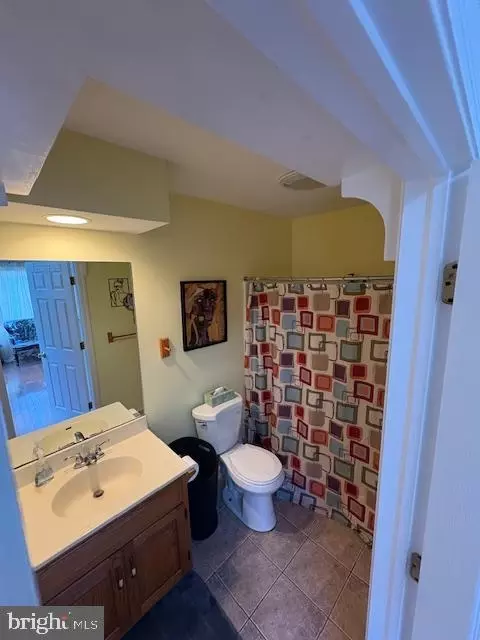 Bath - 121 Moorland Ct, Lititz, PA 17543 photo 1 of 2