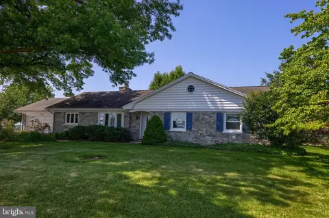 502 W Newport Rd, Lititz, PA 17543 photo 2