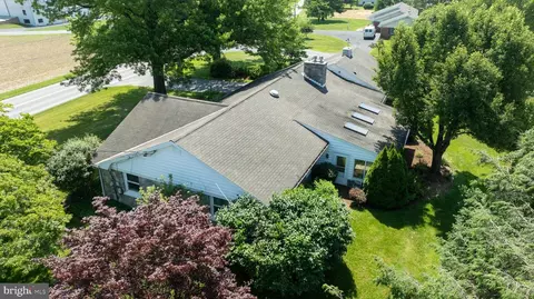 502 W Newport Rd, Lititz, PA 17543 photo 3