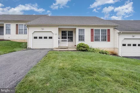 25 Knollwood Rd, Millersville, PA 17551