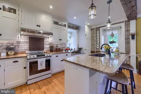 Kitchen - 335 N Clay Rd, Lititz, PA 17543 photo 3 of 7