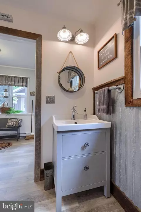 Bath - 335 N Clay Rd, Lititz, PA 17543 photo 1 of 10